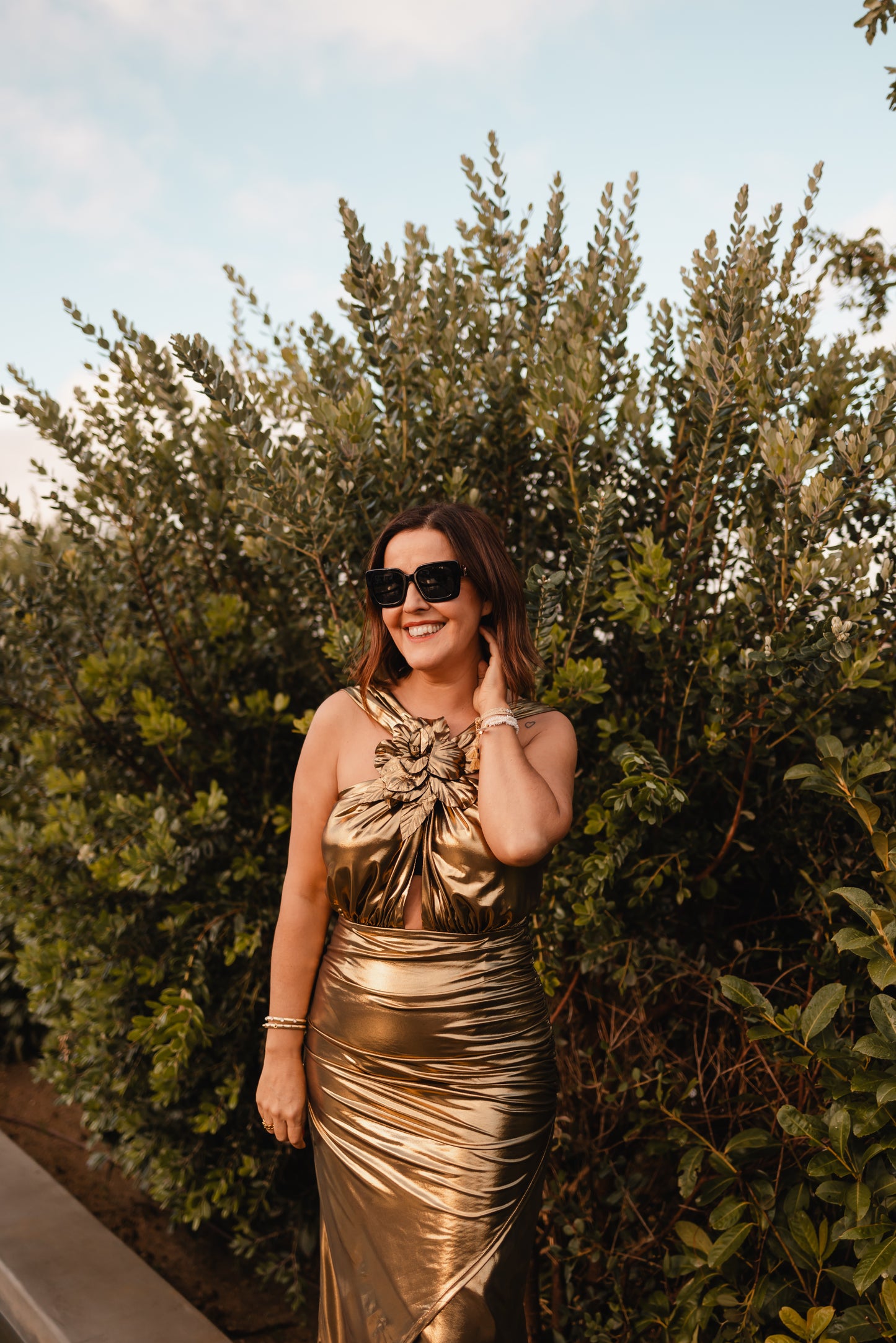 VESTIDO DOURADO COM APLICAÇÃO FLOR